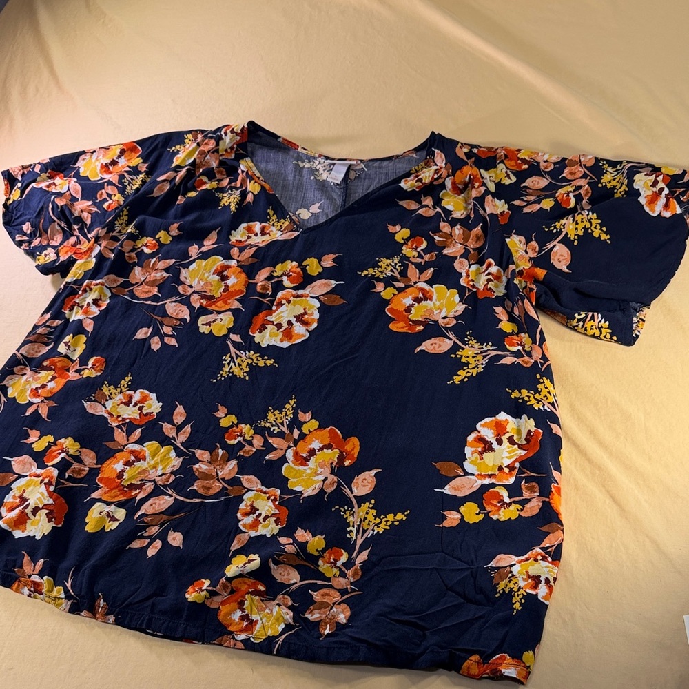 Isabel maternity, top size large navy floral print V-neck short sleeve no belt